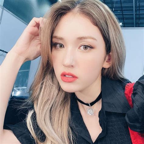 Potret Selfie Jeon Somi Yang Selalu Tampil Menawan