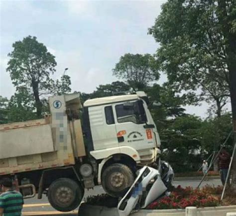 惨烈！粤s小车遭泥头车辗压变铁饼，司机当场死亡！