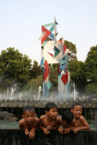 Anak Anak Di Kolam Taman Patung Tumbuh Dan Berkembang Datatempo