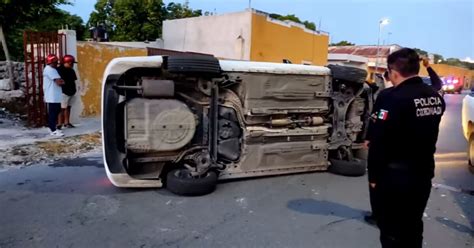 Vehículo Se Vuelca Tras Por Contra Una Camioneta Estacionada