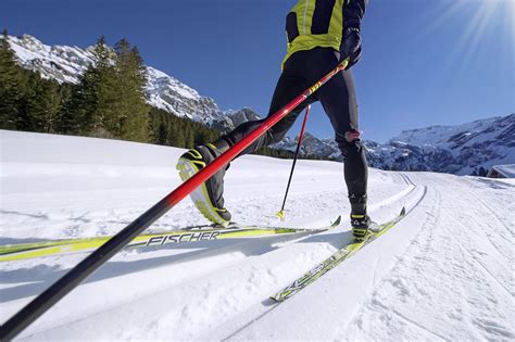 厚雪覆盖的越野滑雪道非常适合经典式和滑冰式滑雪运动 瑞士国家旅游局