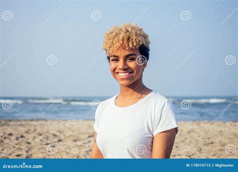 Hispana Latina Con Piel Perfecta Y Pelo Rizado Disfrutando En La Playa Imagen De Archivo