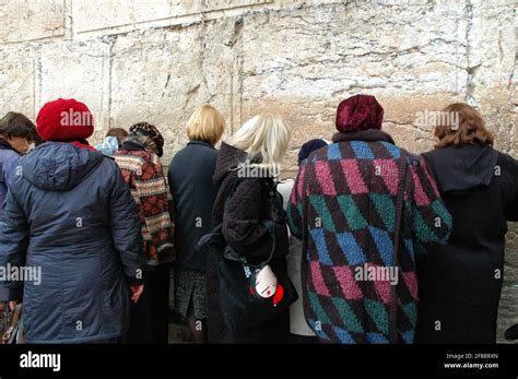 Jerusalén Mujeres inidentificables orando en el Muro de las