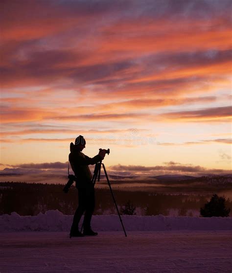 Silhouette De Un Joven Fot Grafo Que Filma Un Paisaje Nevado Al