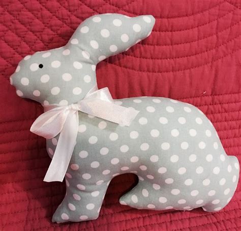 Voici Un Lapin En Tissu Très Rapide Et Facile à Faire Patron Ici