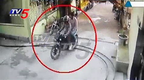 Chain Snatching Caught On Cam Thief Entered Into House And Snatched Chain From Woman Tv5 News