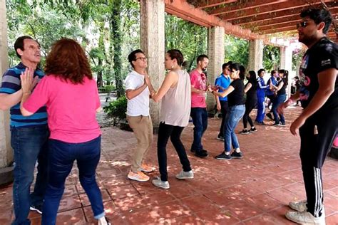 Chilango Toma Clases De Baile Al Aire Libre En La CDMX