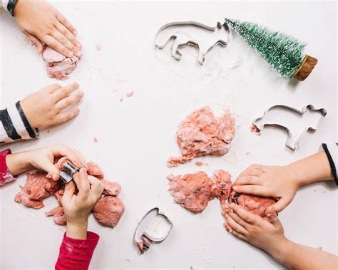 Manos Haciendo Galletas De Navidad Foto Gratis