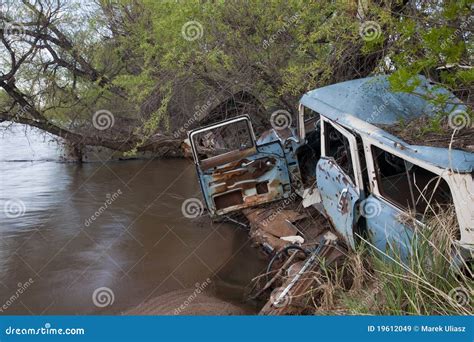 Carros Da Sucata No Rio Imagem De Stock Imagem De Verde