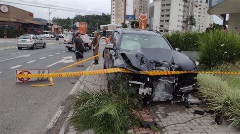 Carro de luxo invade a contramão na rua Humberto de Campos e deixa uma