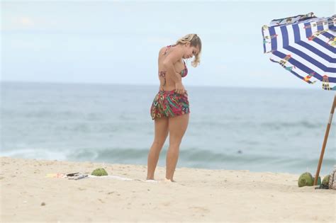 Ex Bbb Jaqueline Grohalski Curte Praia Carioca Ofuxico