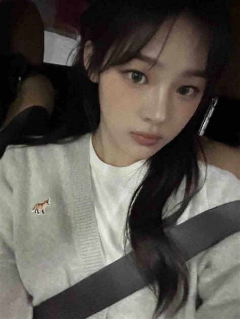 Pin Oleh ً Di 뉴진스 Newjeans Gaya Gaya Model Pakaian Model