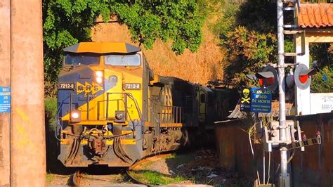 Trem De Carga Geral Saindo Na Curva Fechada Locomotivas Em Tr S