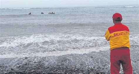 Tumbes Dos Personas Se Salvan De Morir Ahogadas En El Mar De La Cruz