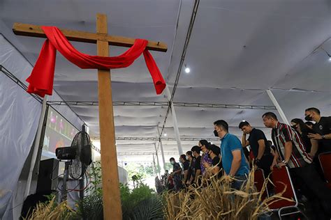 Pelaksanaan Ibadat Jumat Agung Di Gereja Katedral Jakarta