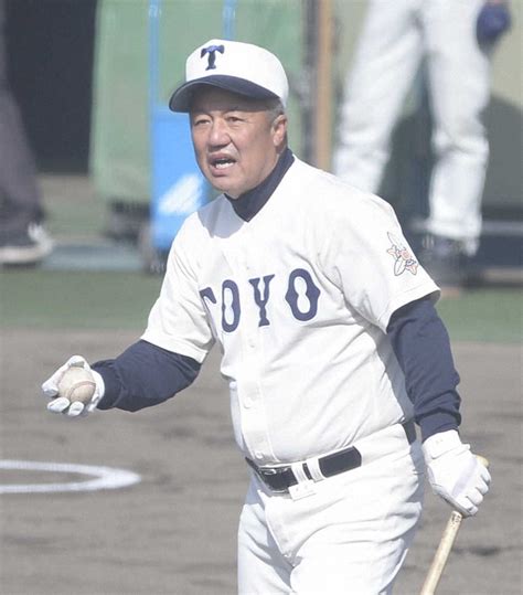 東洋大姫路・岡田龍生監督が「toyo」ユニホーム姿お披露目― スポニチ Sponichi Annex 野球