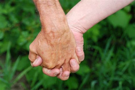 Vieil Homme Et Femme Dans L Amour Photo Stock Image Du Mains