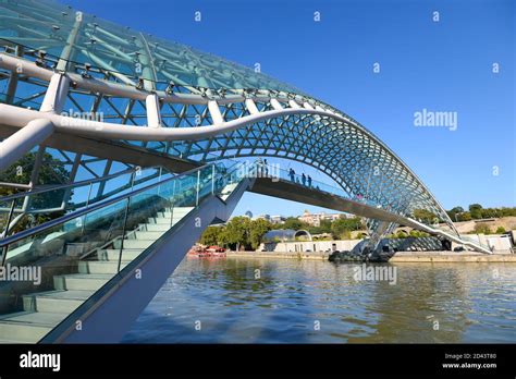 Puente De Paz En Tbilisi Georgia Puente Peatonal De Diseño Moderno