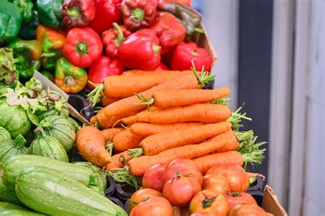 Puesto De Verduras En El Mercado Foto Premium