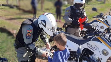 Policiais Militares Da Rocam Do Rpmon Fazem Surpresa Para O Pequeno