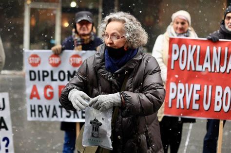 Oslobođenje FOTO VIDEO Protest građana ispred ambasade Hrvatske u