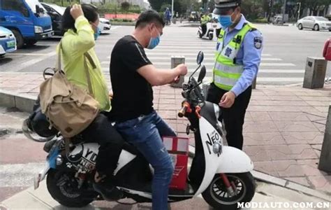 骑电动车交警叫停千万别停？骑电动车交警拦我我跑了后果 无敌电动