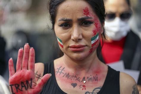 Iran Proteste 80 Jährige Legt Erstmals Ihr Kopftuch Ab