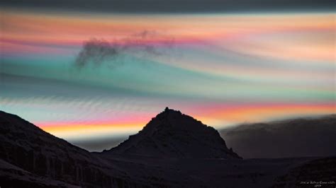 De Tr S Rares Couleurs De Nuages Arc En Ciel Illuminent Le Cercle