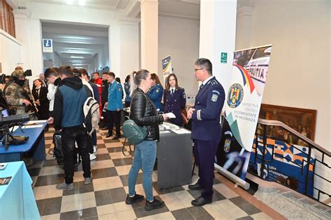 Sute De Participan I La Bursa Locurilor De Munc De La Universitatea