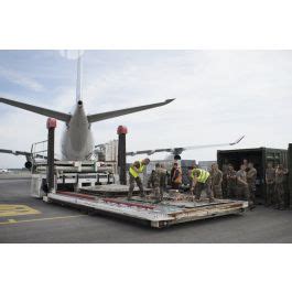 ImagesDéfense Des soldats mettent en place des palettes pour le