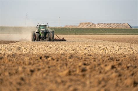 La maquinaria agrícola trabaja en el campo un tractor con arado y un