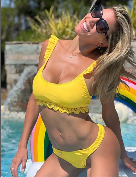 Virginia Gallardo se mostró con una microbikini del color tendencia del