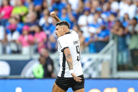 Quantos gols Tiquinho Soares tem pelo Botafogo Conheça a emocionante