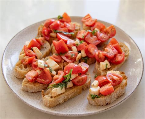 Bruschetta Med Tomat Og Mozzarella Opskrift Mummum Dk