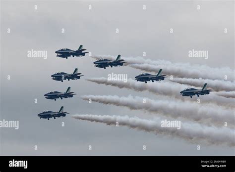 L équipe aérienne italienne Frecce Tricolori effectue des manœuvres