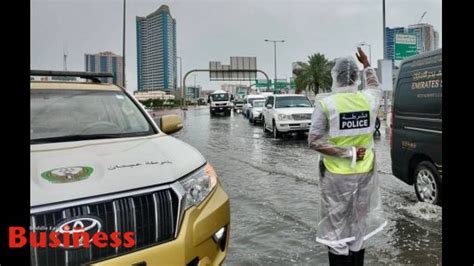 انتشار مكثف لشرطة عجمان لمساعدة الجمهور بسبب الأمطار الغزيرة