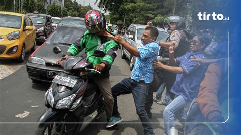 Bentrok Transportasi Konvensional Dan Online