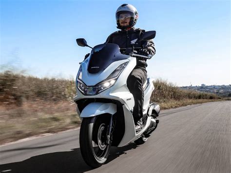 Honda Pcx E Yamaha Nmax O Que Cada Scooter Oferece Compare