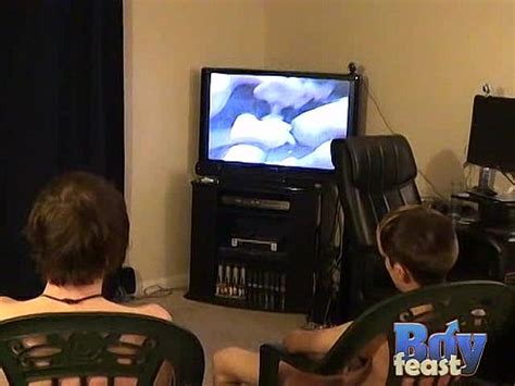 Jared tiene algo de compañía mientras se masturba XVIDEOS