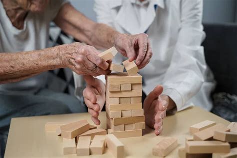 Mujer Mayor Jugando Jenga Construye Una Torre De Bloques M Dico