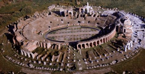 Spartaco I Giochi Dei Gladiatori E Lantica Arena Di Capua Nice Voyage