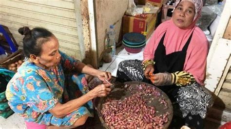 Harga Cabai Dan Bawang Di Pasar Bintoro Demak Tembus 55 Ribu Per Kg