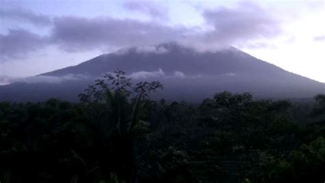 Erupsi Gunung Agung Lontarkan Kolom Abu 2 000 Meter