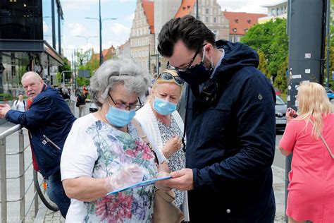 Wybory Prezydenckie Zbi Rka Podpis W Na Rafa A Trzaskowskiego W