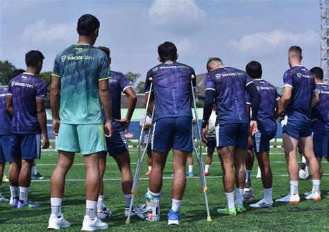 Latihan Perdana Persib Di Stadion Siliwangi Zalnando Hadir Dengan