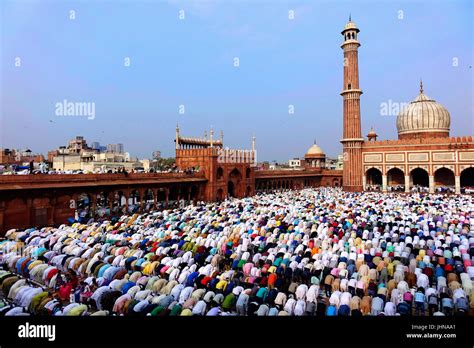 Masse Der Vielen Muslimischen Menschen Beten Namaz Anl Sslich Des Eid