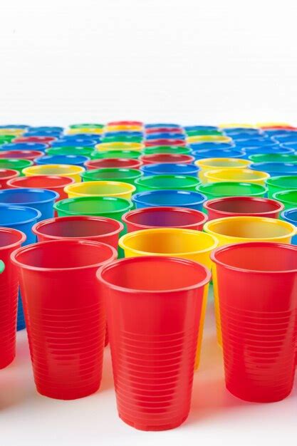 Vasos de plástico multicolores aislados en blanco Foto Premium