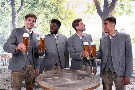 Fesch Bayern Stars Posieren In Tracht M Ller Spricht Ber Wiesn