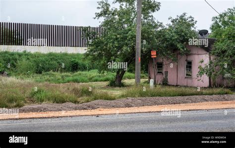 Texas house border fence hi-res stock photography and images - Alamy