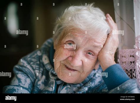 Vieille Dame âgée De 90 Ans Banque De Photographies Et D’images à Haute Résolution Alamy